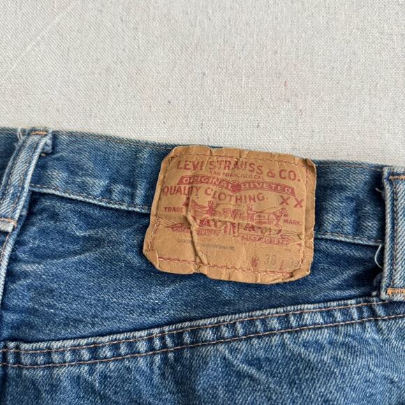 1980s Levi’s 501 XX Button Fly Made in USA Denim Jeans Blue Distressed 32x27 - Picture 7 of 7